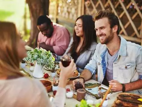 Na wakacjach Polacy nie żałują sobie jedzenia! Nowy raport o odżywianiu podczas wyjazdów